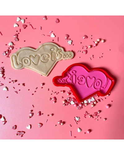 Формочка-вирубка для пряників Love is 
